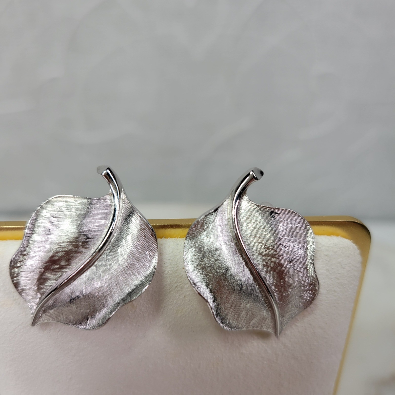 Vintage Crown Trifari Leaf Clip On Earrings 1.25
