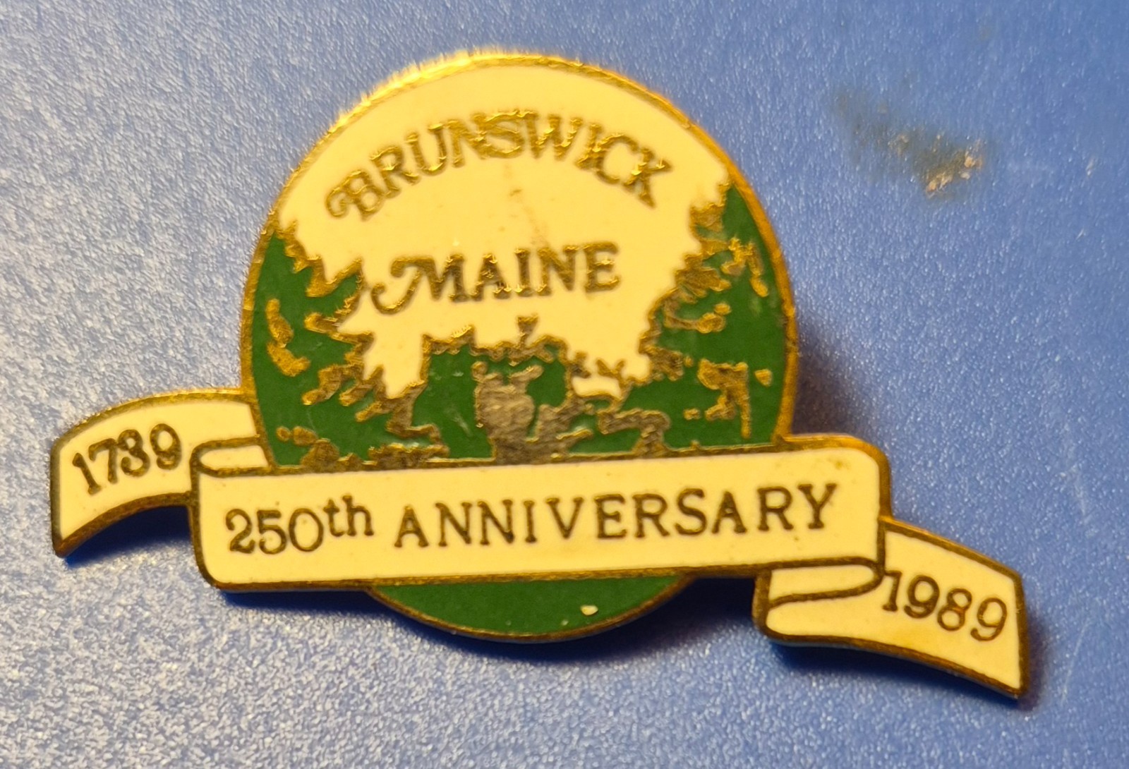 1789 - 1989 BRUNSWICK MAINE 250TH ANNIVERSARY ENAMELED PIN CUMERLAND COUNTY