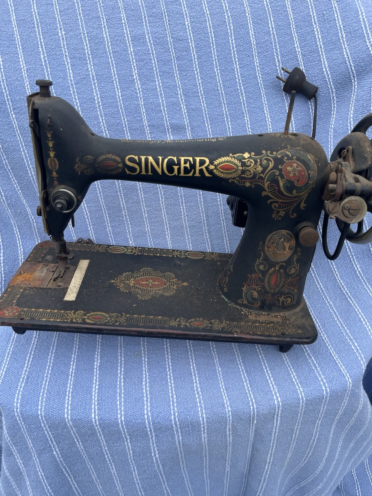 Singer RED EYE vintage sewing machine Model 66  1922 W Accessories For Parts