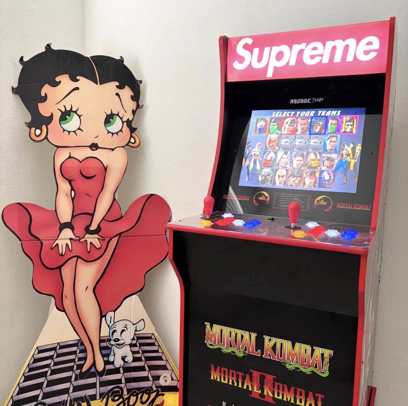 Supreme x Mortal Kombat Arcade Machine Supreme x Mortal Kombat Arcade Machine