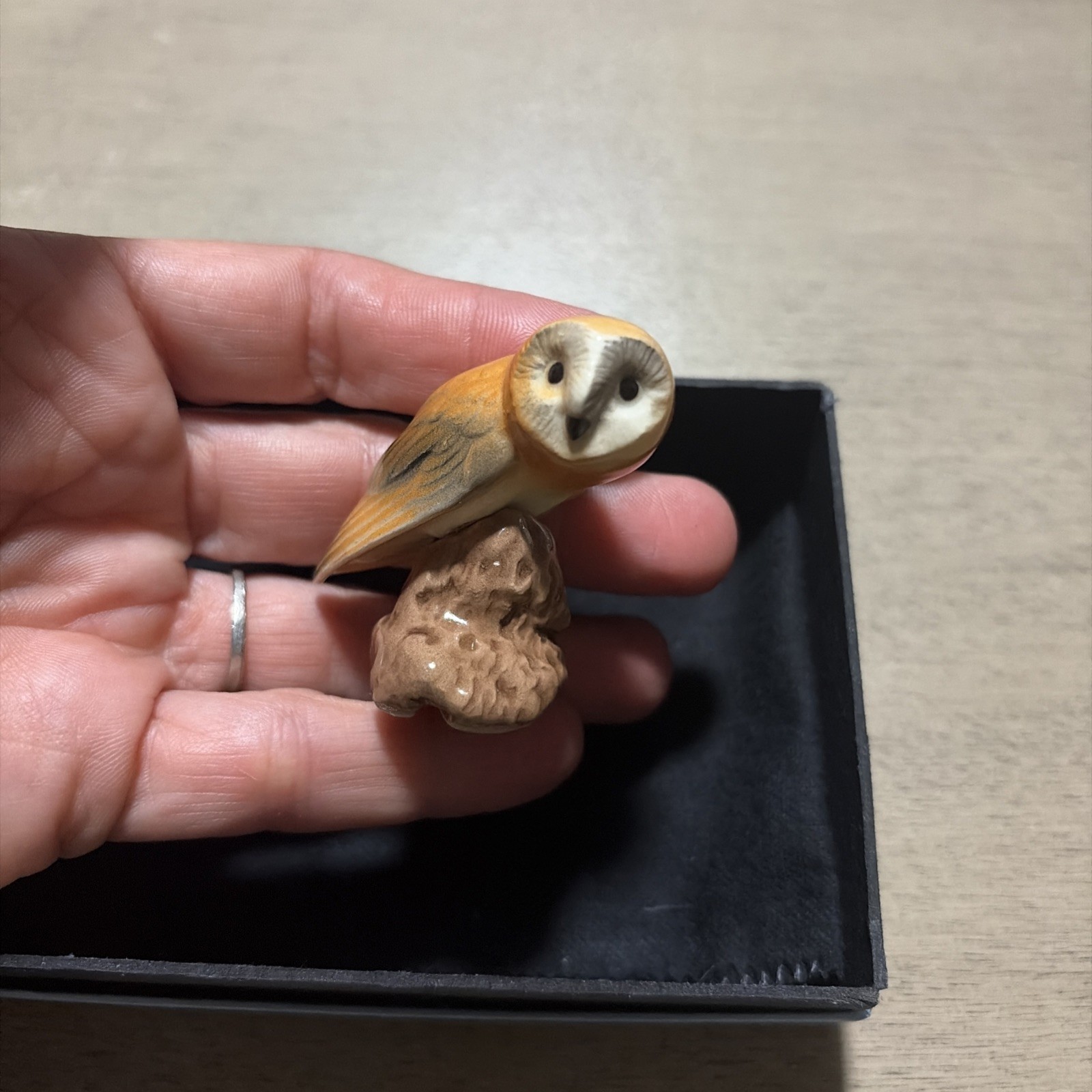 VINTAGE MINIATURE HAGEN RENAKER BARN OWL SITTING ON A TREE STUMP VINTAGE MINIATURE HAGEN RENAKER BARN OWL SITTING ON A TREE STUMP