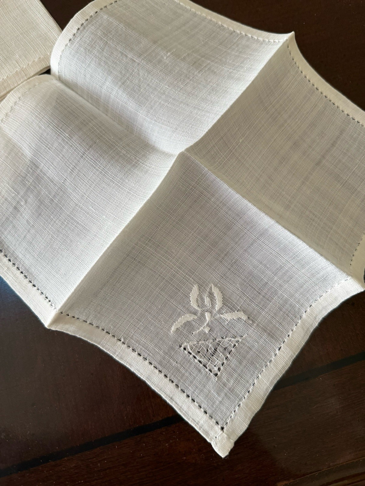 Rare VTG 8 @ 7” x 7 1/2” Hand Emb Flowers/D-W Cocktail Napkins ~White Rice Linen