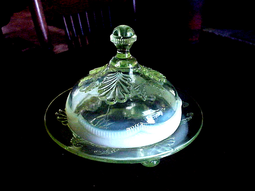 VINTAGE OPALESCENT VASELINE FOOTED COVERED BUTTER DISH WREATH & SHELL URANIUM VINTAGE OPALESCENT VASELINE FOOTED COVERED BUTTER DISH WREATH & SHELL URANIUM