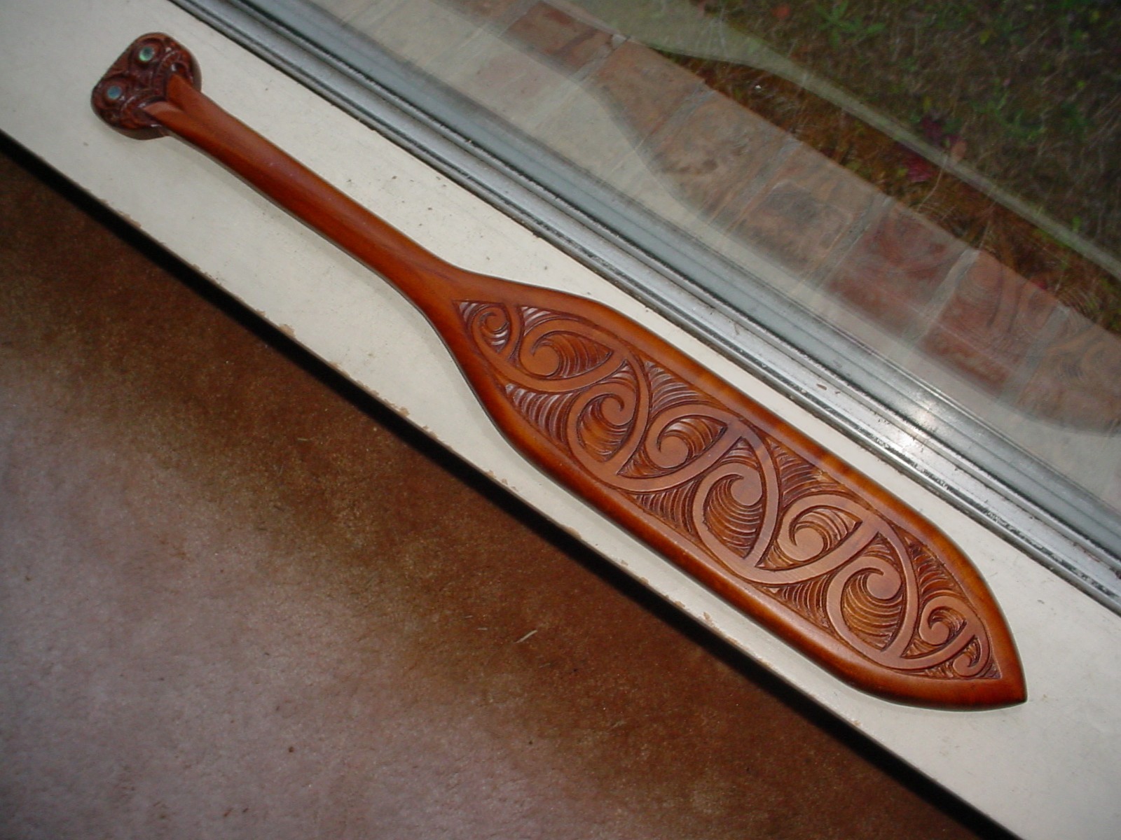 VINTAGE 1977 MAORI CARVING OF PADDLE BY MASTER CARVER JONY KAPUA NEW ZEALAND