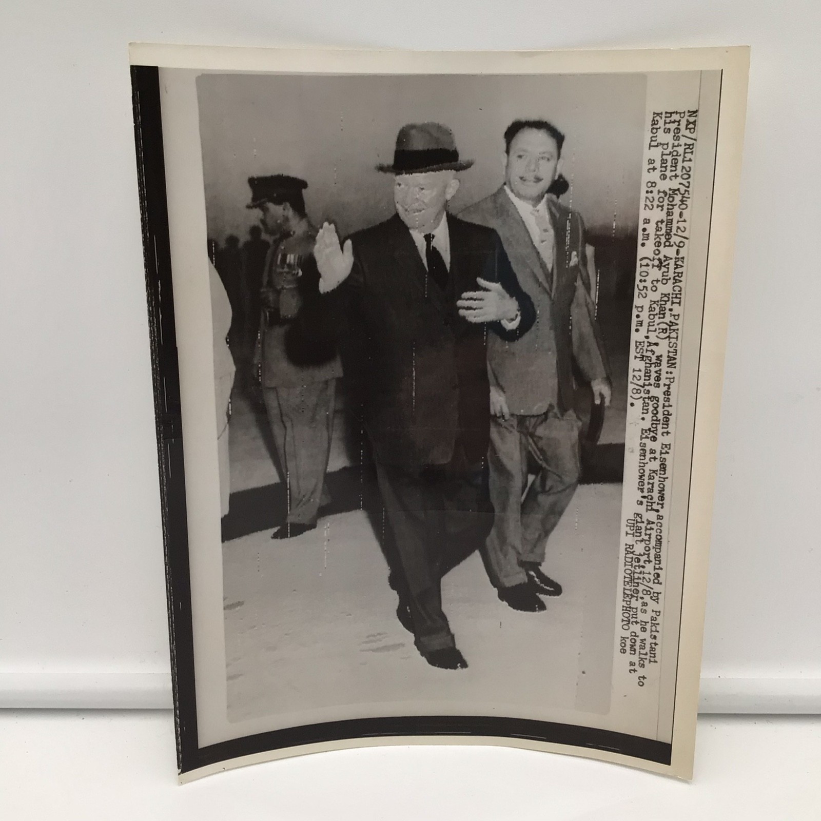 1959 Press Photo President Eisenhower And Ayub Kahn Wave At Karachi Airport