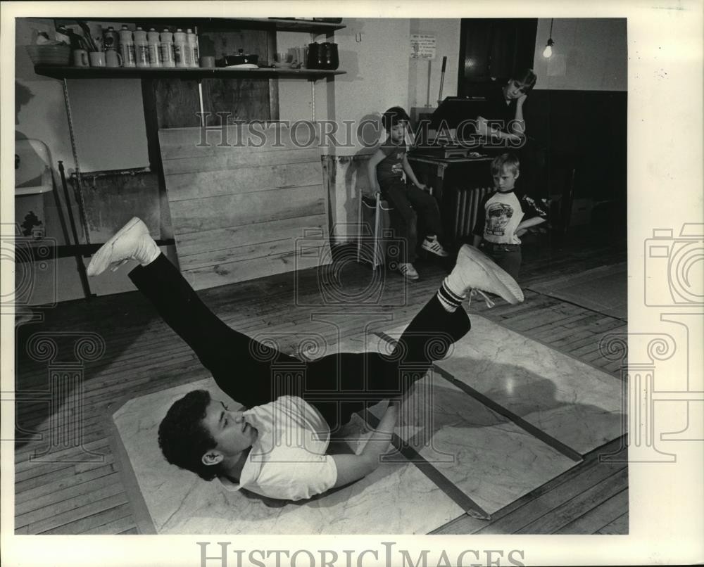 1984 Press Photo Break dancer Pablo Del Rio demonstrating a spin - mja74887