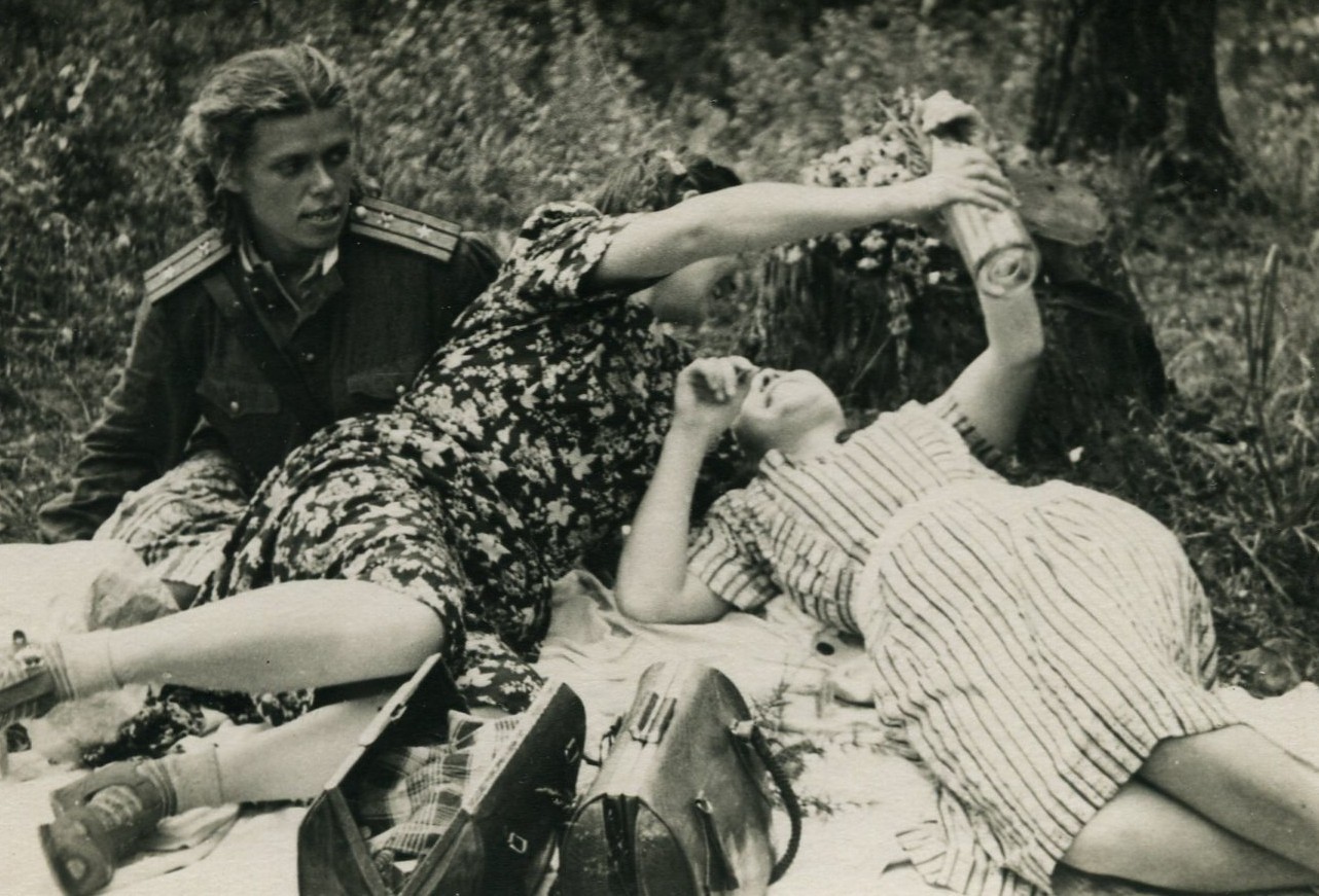 50\'s Pretty young women couple above to kiss lesbian int vintage photo