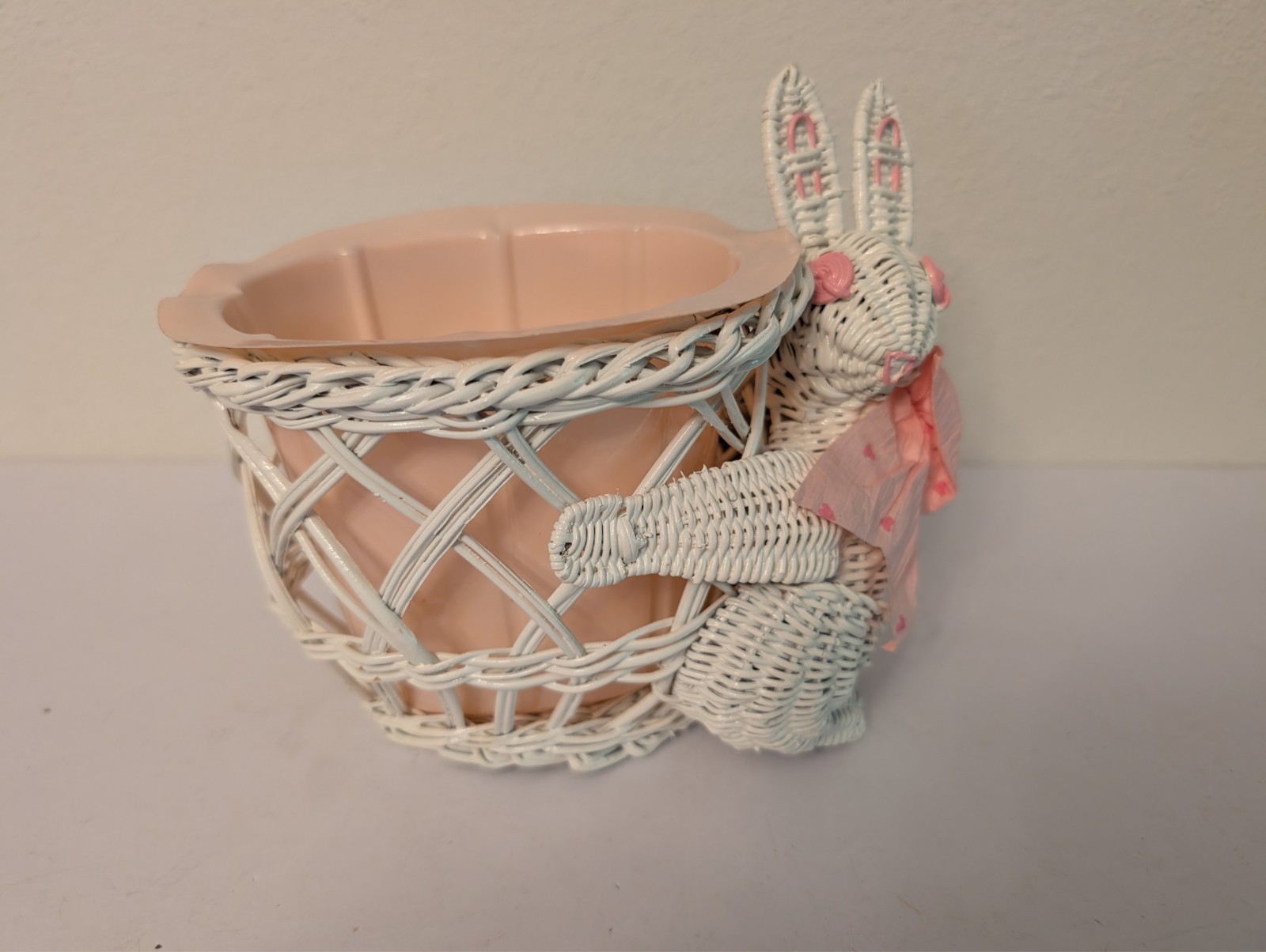 Vth White Wicker Bunny Basket Planter w/Pink Liner 6\