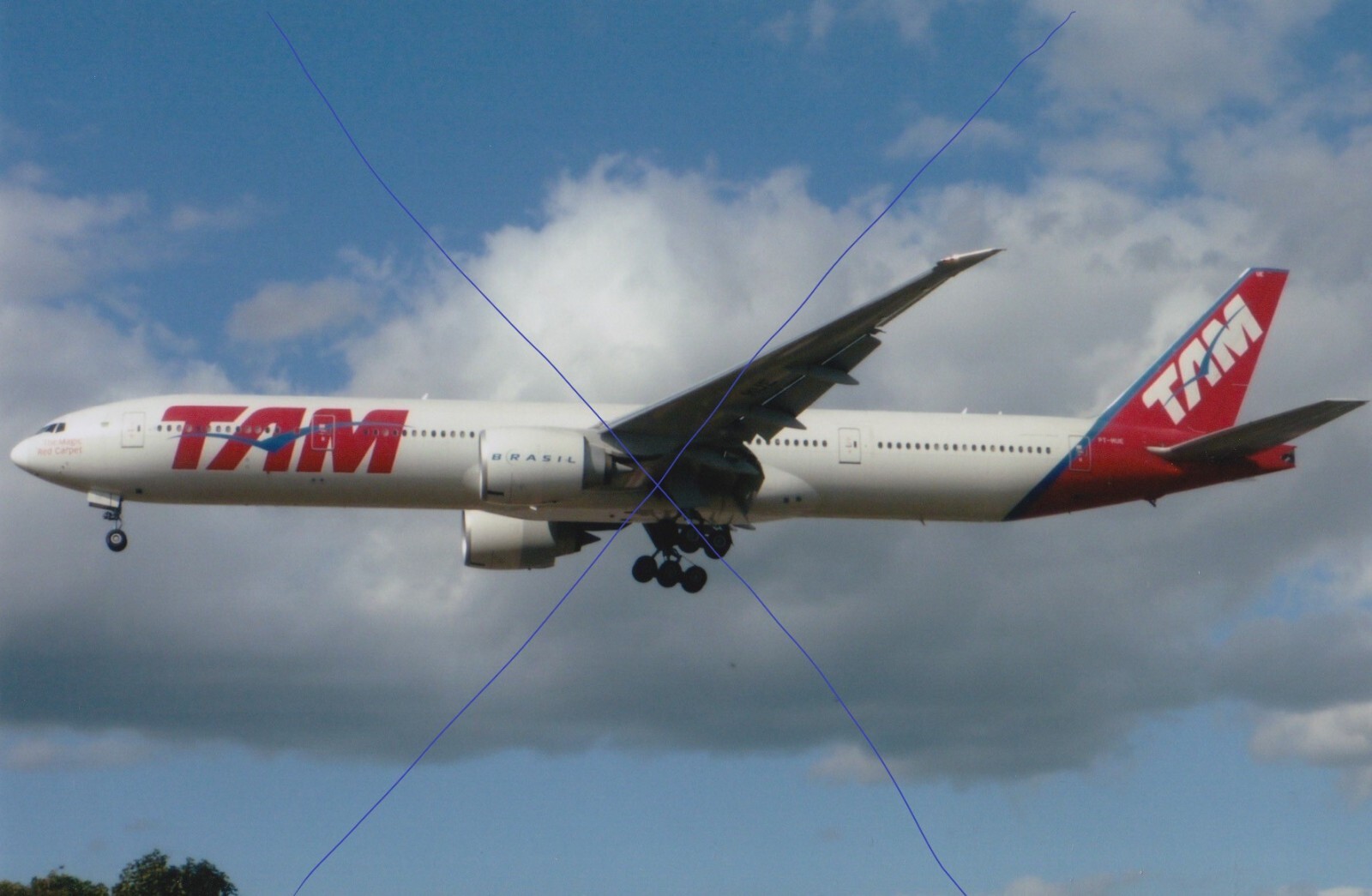 CIVIL AIRCRAFT PHOTO PLANE PHOTOGRAH TAM AIRLINE PICTURE BOEING 777 AIRLINER.
