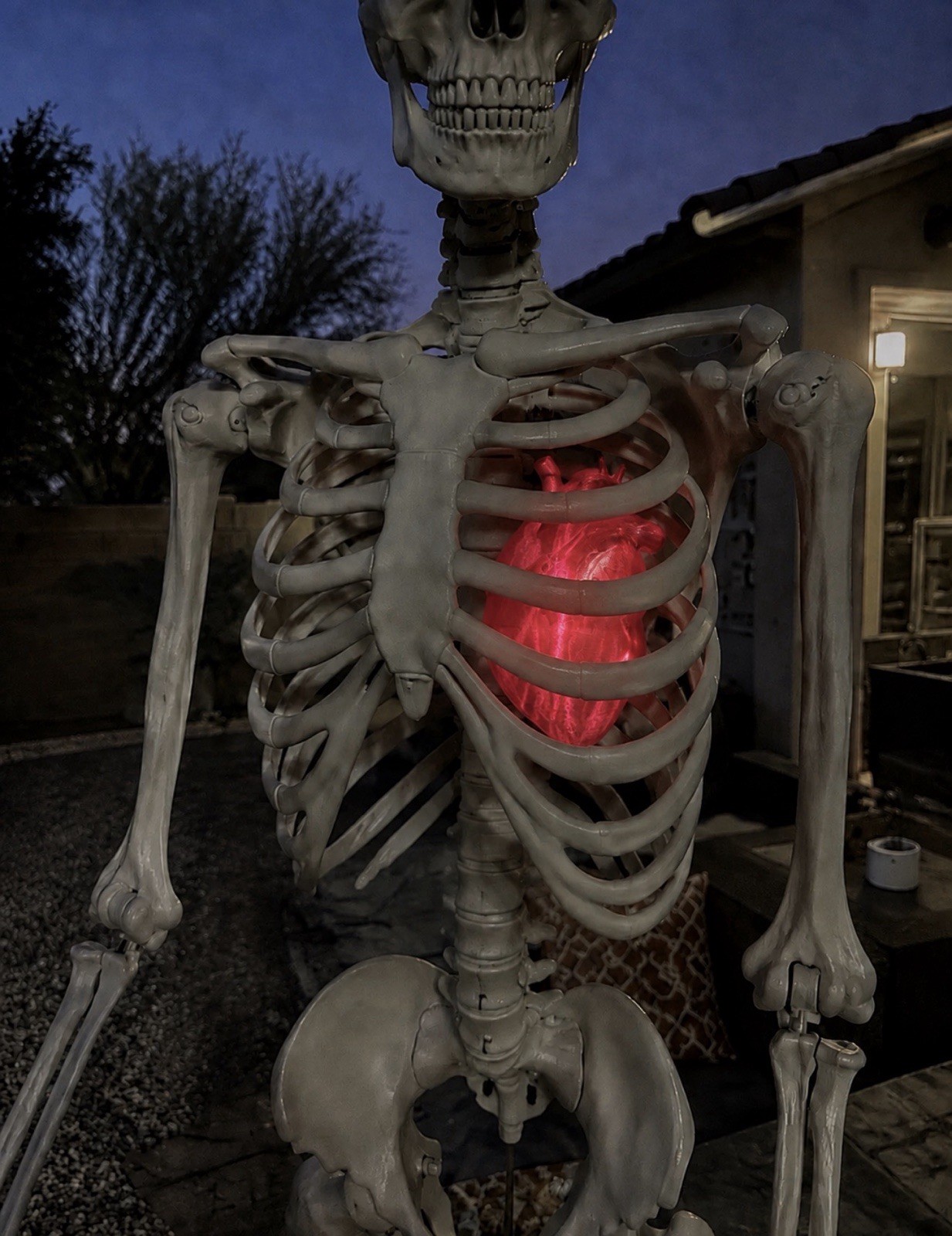 XL HALLOWEEN ILLUMINATED GLOW HEART FOR SKELETONS & CREEPY FALL CREATURES