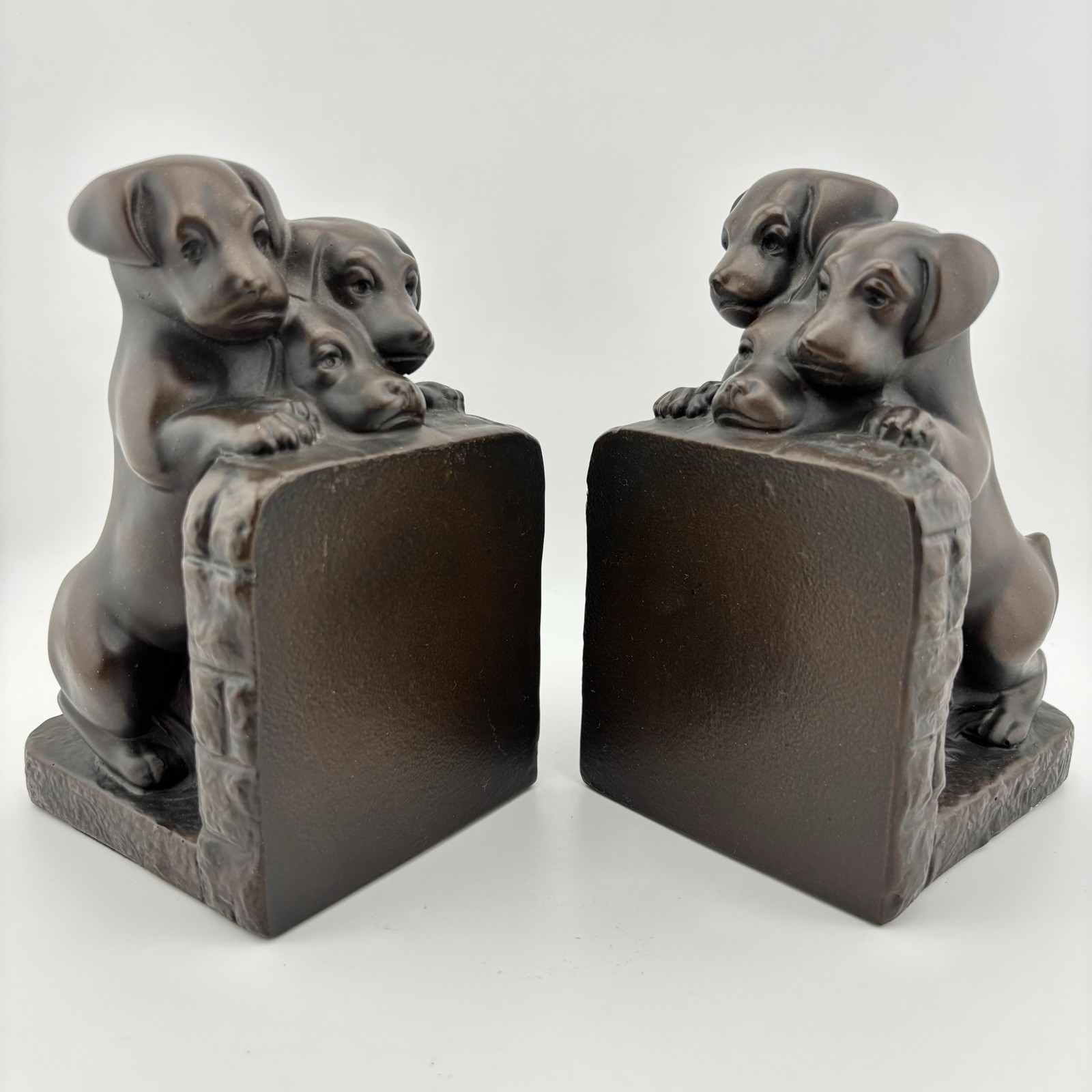 VTG Pair Of Cast Metal Puppies Leaning Against Brick Wall Bookends Bronze Finish