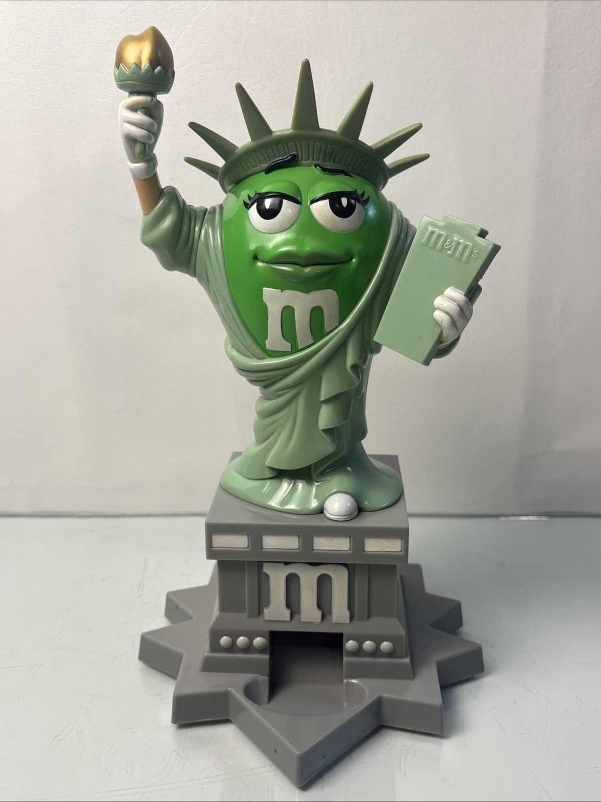 M&M\'s Green Statue of Liberty Candy Dispenser M&M\'s World Mars 1999 11\