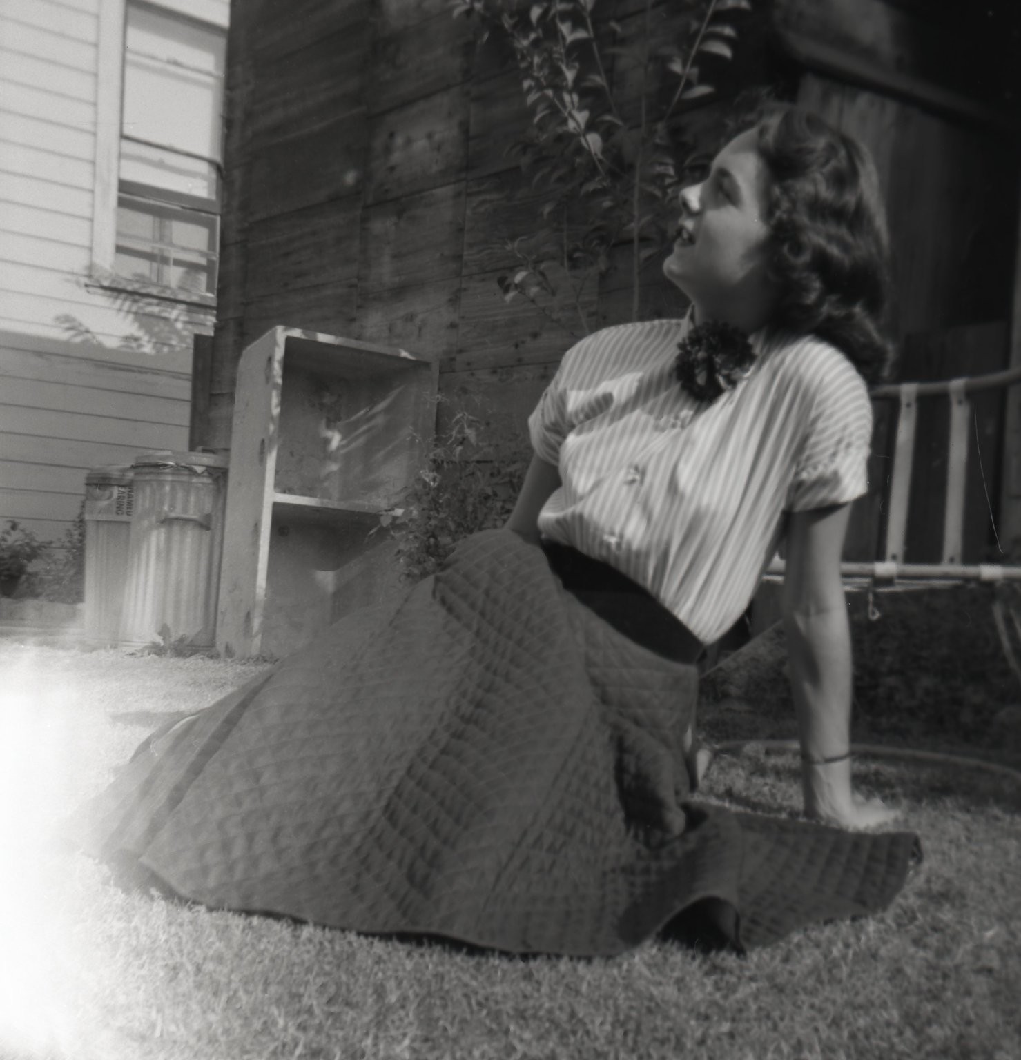 a25 Negative 1950\'s California Pretty Woman Posing Outdoors Fashion 643a