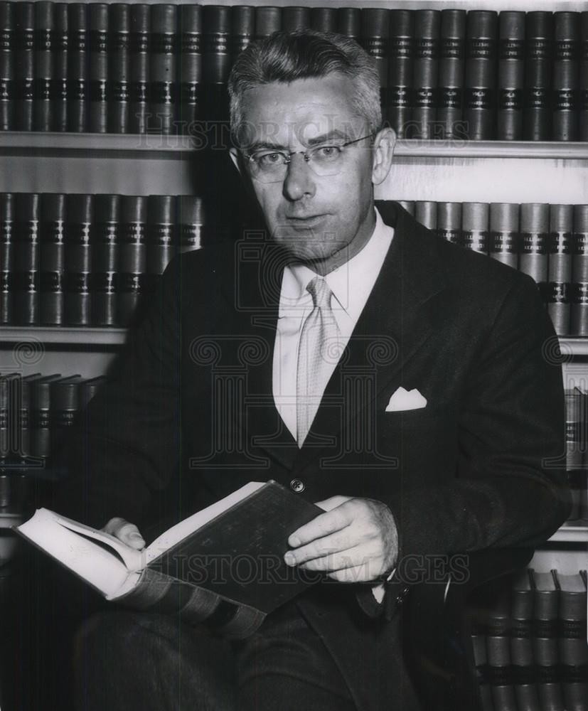 1952 Press Photo Justice Walter V Schaefer in Chicago - neb62998 1952 Press Photo Justice Walter V Schaefer in Chicago - neb62998