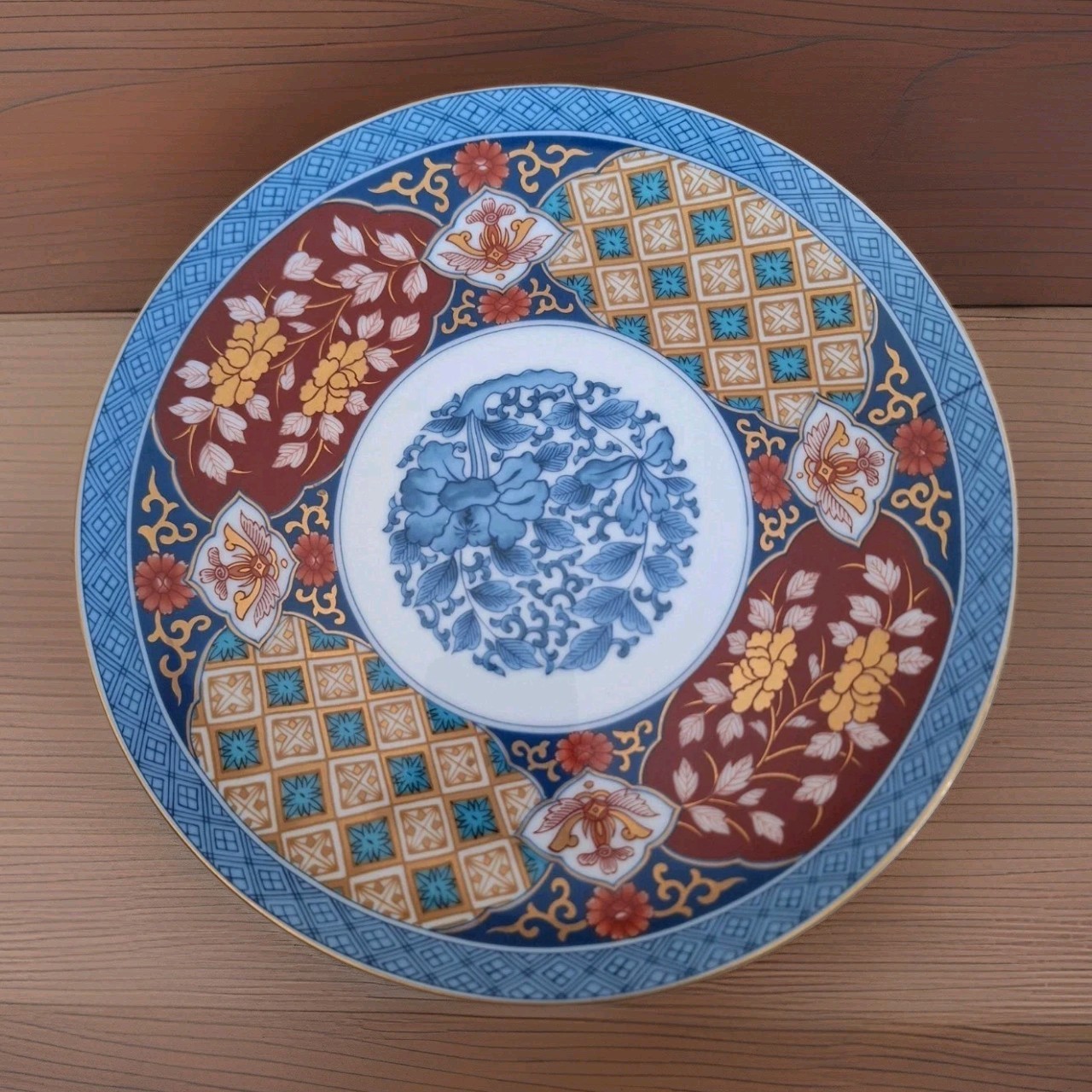 Smithsonian Institute Imari pattern Japanese porcelain plate Blue Red 8.5