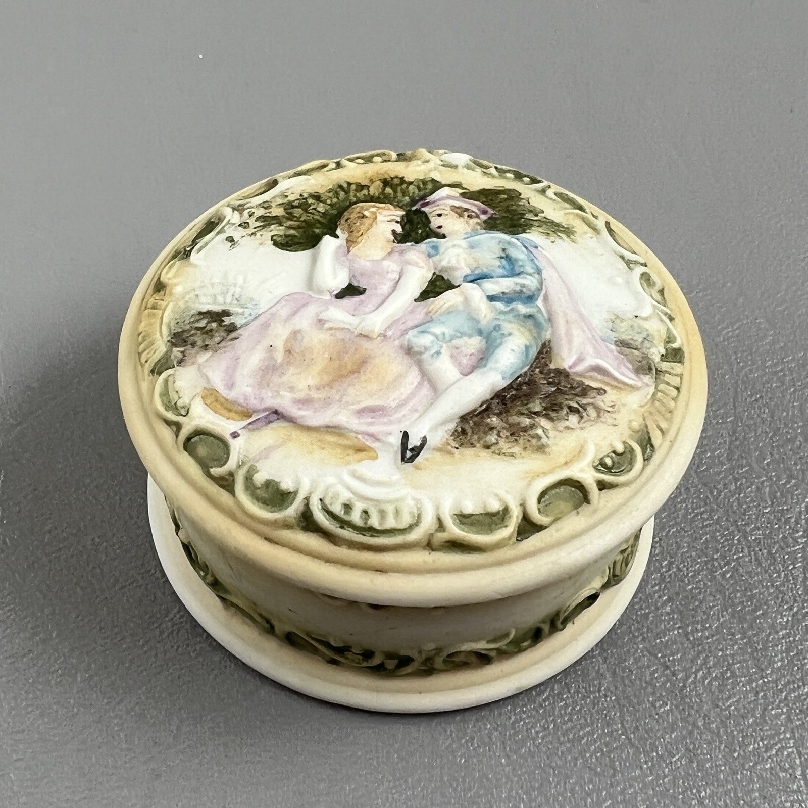 Vintage Courting Couple Round 2.5\ Vintage Courting Couple Round 2.5\