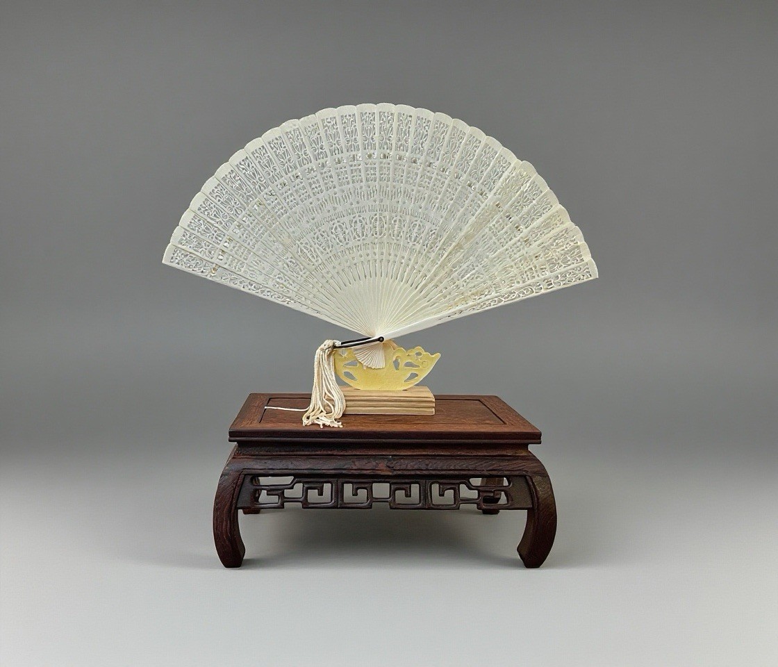Chinese Antique Hand Carved Hallow Floral Pattern and Characters Folding Fan