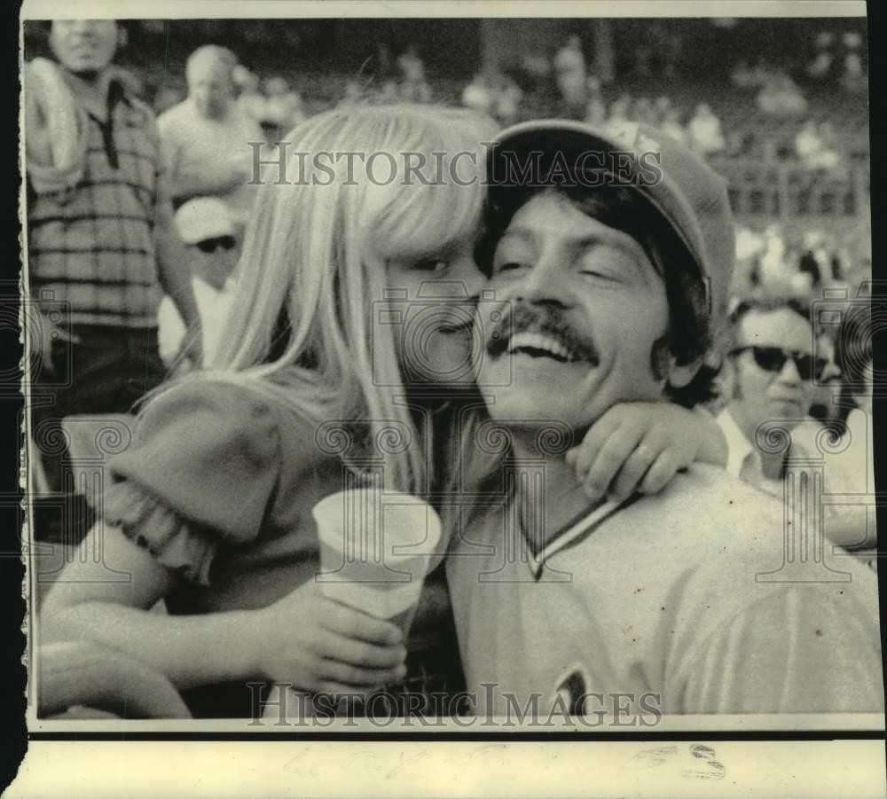 1974 Press Photo Oakland Athletics baseball player Dick Green and daughter Kim 1974 Press Photo Oakland Athletics baseball player Dick Green and daughter Kim