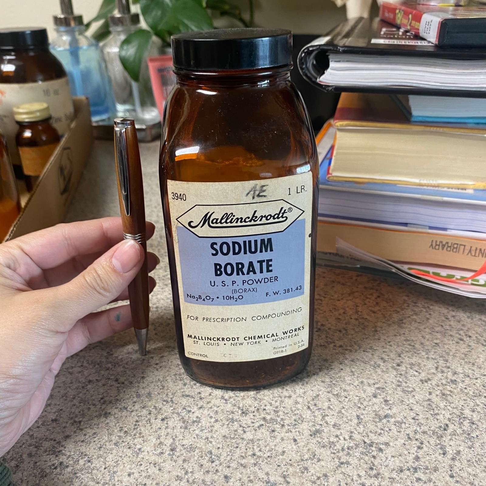 Vintage Mallinckrodt Sodium Borate Amber Glass Apothecary Bottle 1lb 1954 6.5in