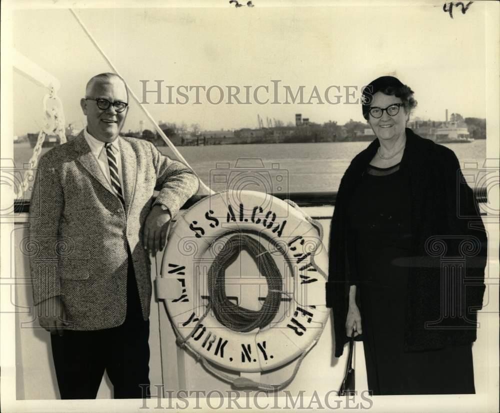 1959 Press Photo Mr. & Mrs. Dudley R. West aboard the S.S. Alcoa Cavalier