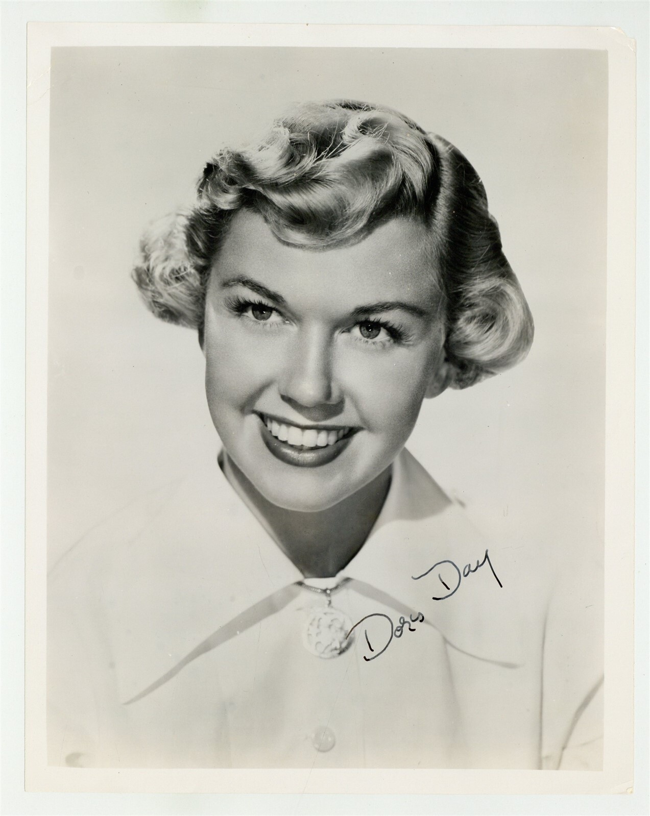 Doris Day 1944 Signed 8x10 Hollywood Actress Singer Photo Young Portrait J14188 Doris Day 1944 Signed 8x10 Hollywood Actress Singer Photo Young Portrait J14188