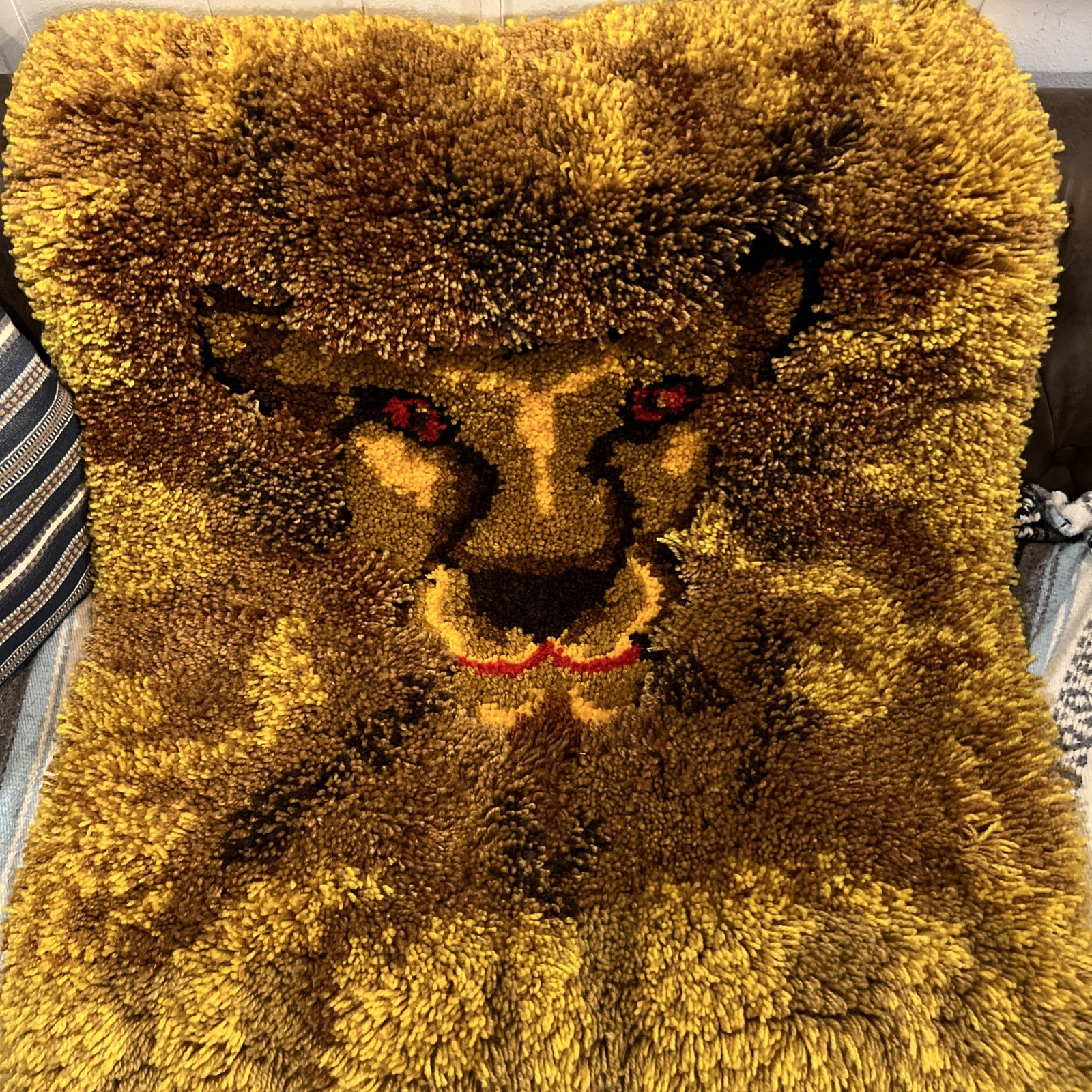VINTAGE 1970'S LION RUG TAPESTRY. 36