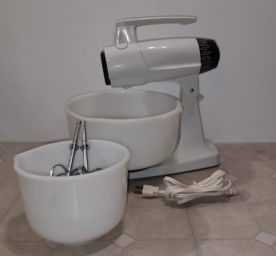 Vintage 1962 Sunbeam Vista Mixmaster 2 Original Bowls Beaters VIDEO