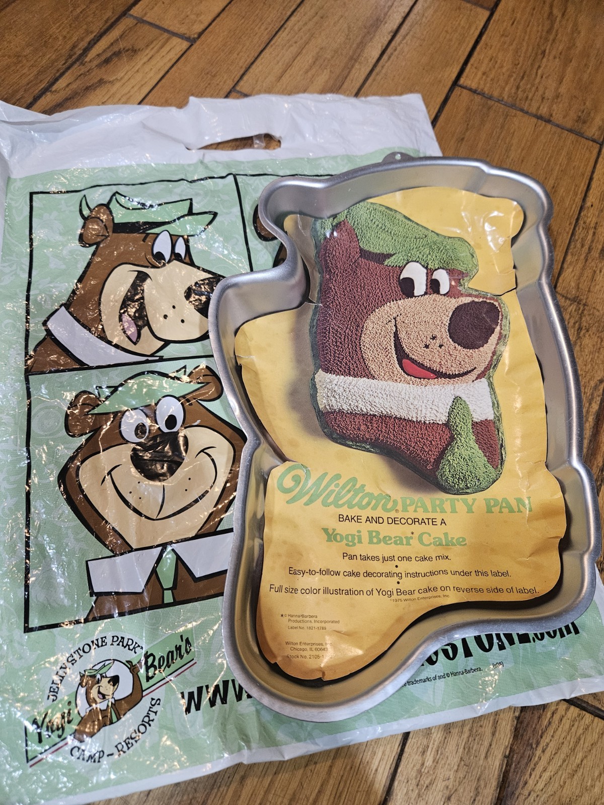 vintage 1975 Wilton Yogi Bear Character Cake Pan (Model #502-178)