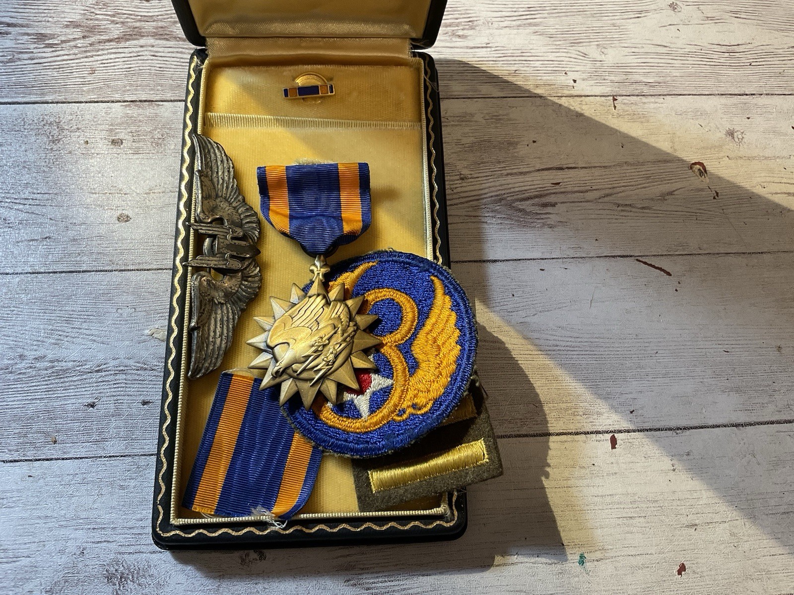 ORIGINAL WWII SMALL 8TH AIR FORCE GUNNER LOT, MEDAL, STERLING WINGS…. ORIGINAL WWII SMALL 8TH AIR FORCE GUNNER LOT, MEDAL, STERLING WINGS….