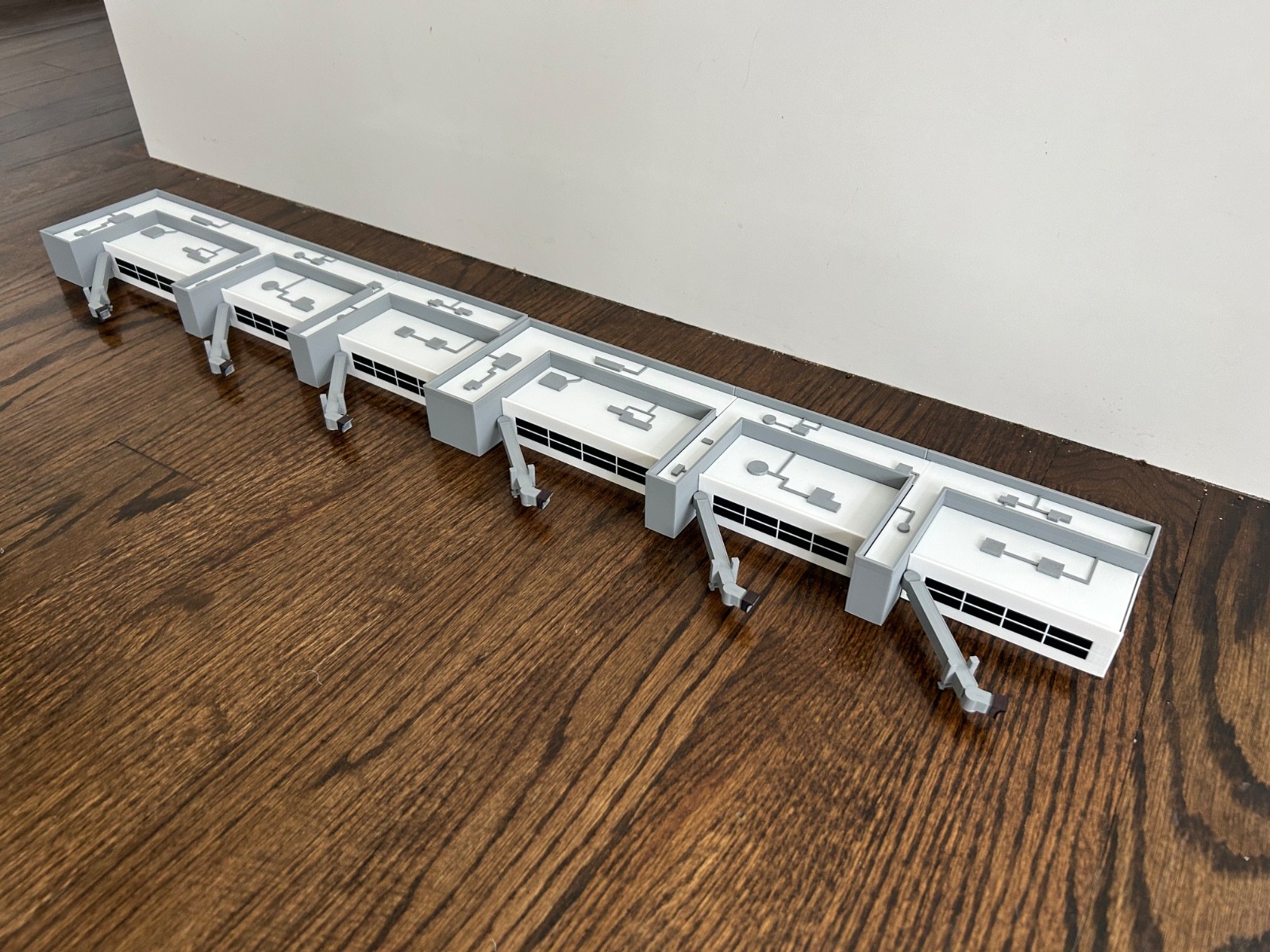 1:400 scale model airport terminal double length, 6 gates- fits wide and narrow 1:400 scale model airport terminal double length, 6 gates- fits wide and narrow