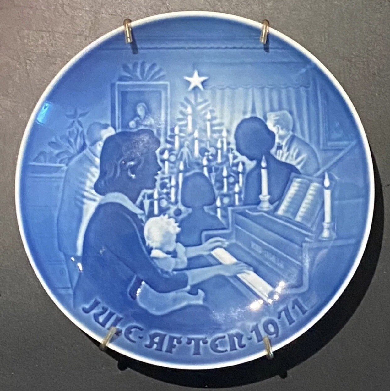1971 Bing & Grondahl Jule Aften Christmas Plate “ Christmas at Home ”