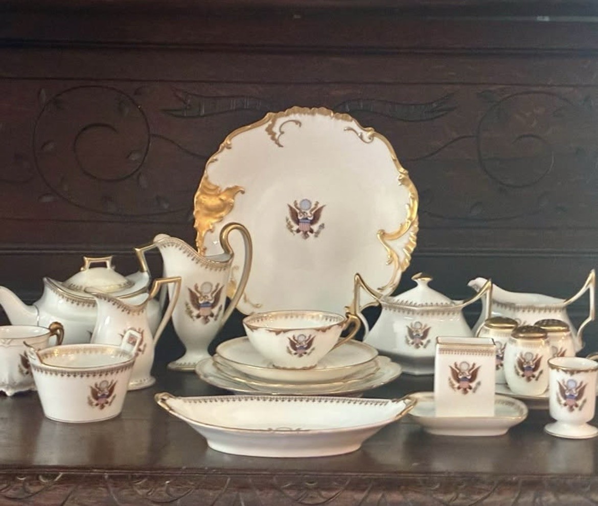 T&V Limoges National Remembrance Shop Presidential Eagle 23 Pc China Lot