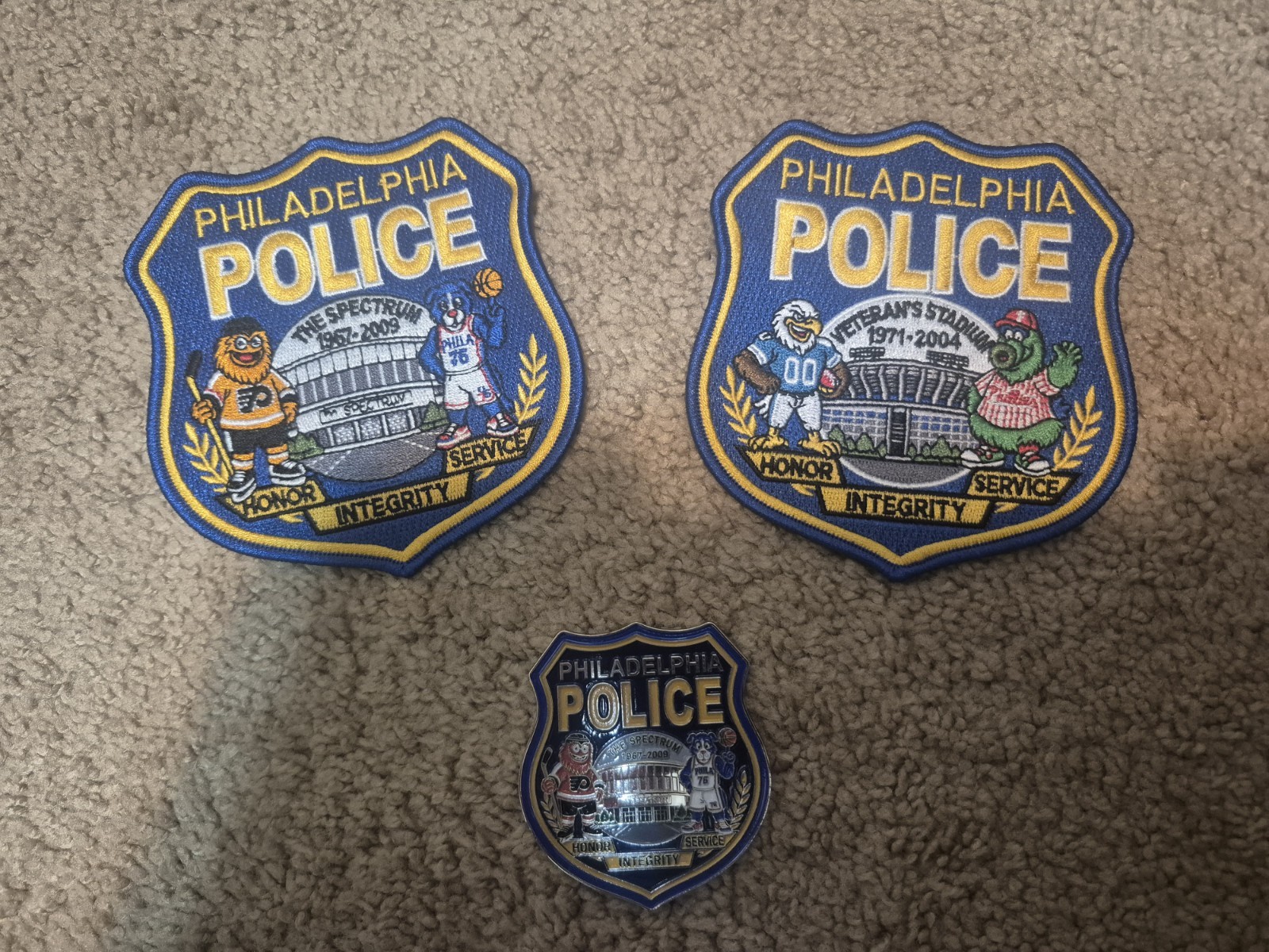 PHILADELPHIA POLICE DEPARTMENT RETRO ALL SPORTS TEAM PATCH AND  1 COIN SET