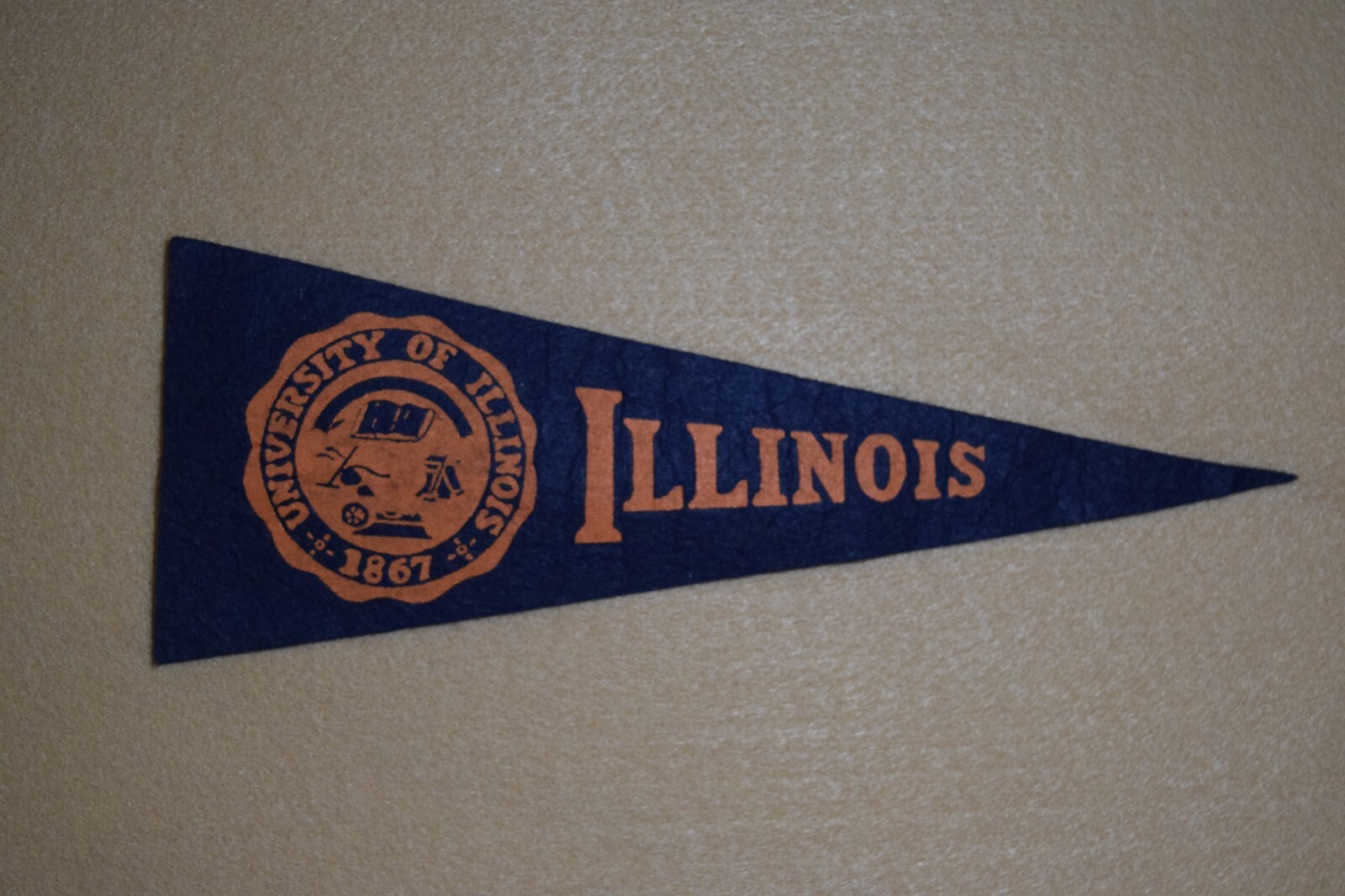FELT PENNANT UNIVERSITY OF ILLINOIS 1950s VINTAGE COLLEGE SIGN EMBLEM 9-1/2\