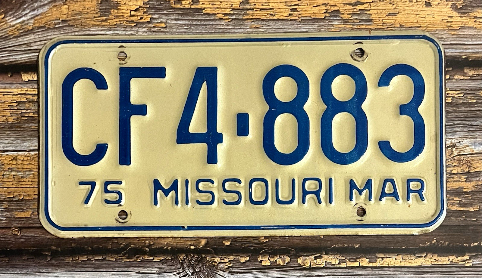 1975 Missouri Automobile License Plate CF4-883