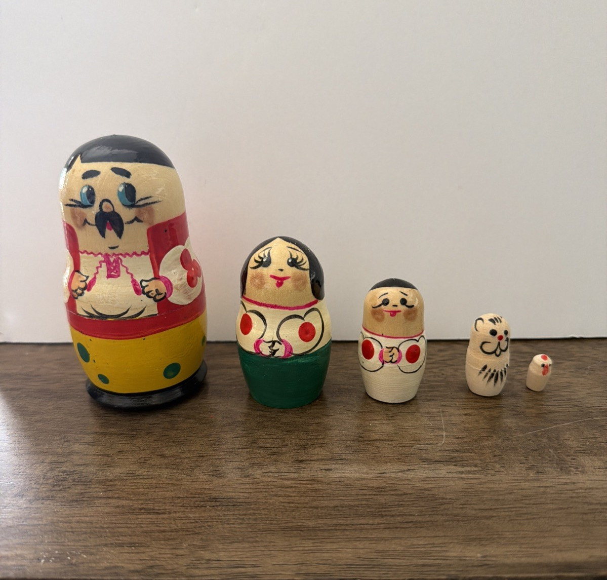 Vintage Matryoshka Nesting Doll 5 pc Ukrainian Ukraine Hand painted Family Wood