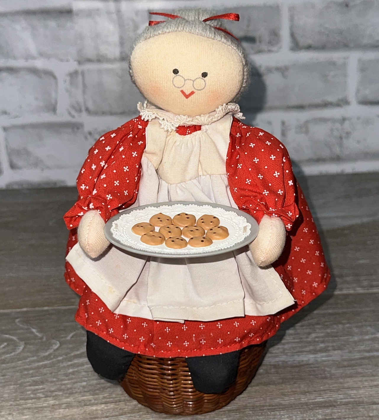 Vtg Avon Grandma Gretta Mrs Claus Chocolate Chip Cookie Plush Doll Wicker Basket