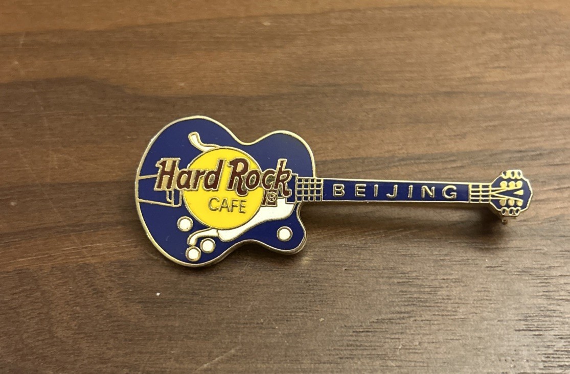 BEIJING CHINA CLASSIC DARK BLUE GIBSON BYRDLAND GUITAR Hard Rock Cafe PIN