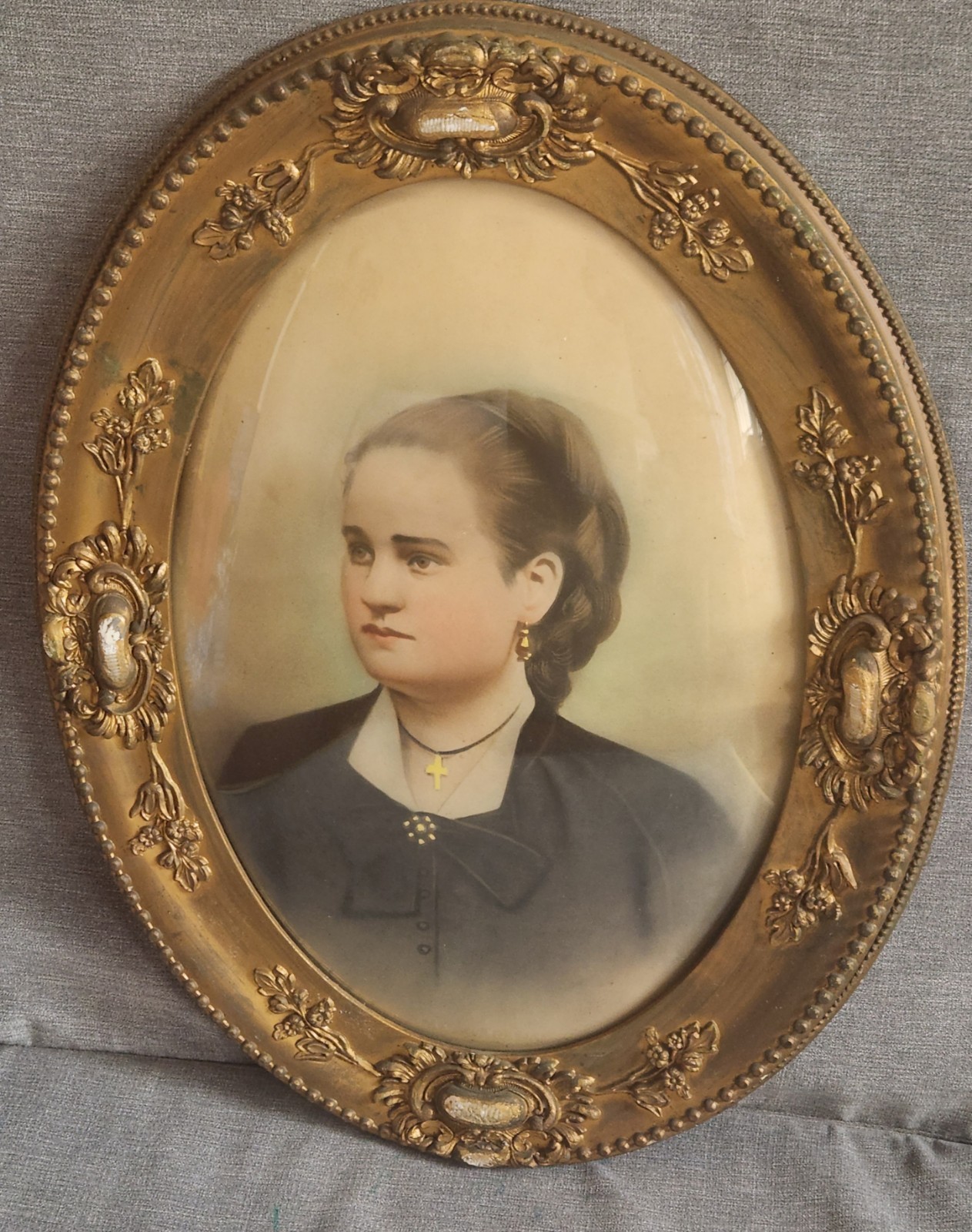 Vtg Oval Scroll Carved Gesso Over Wood Gold Gilt Frame Convex Bubble Glass 1900s