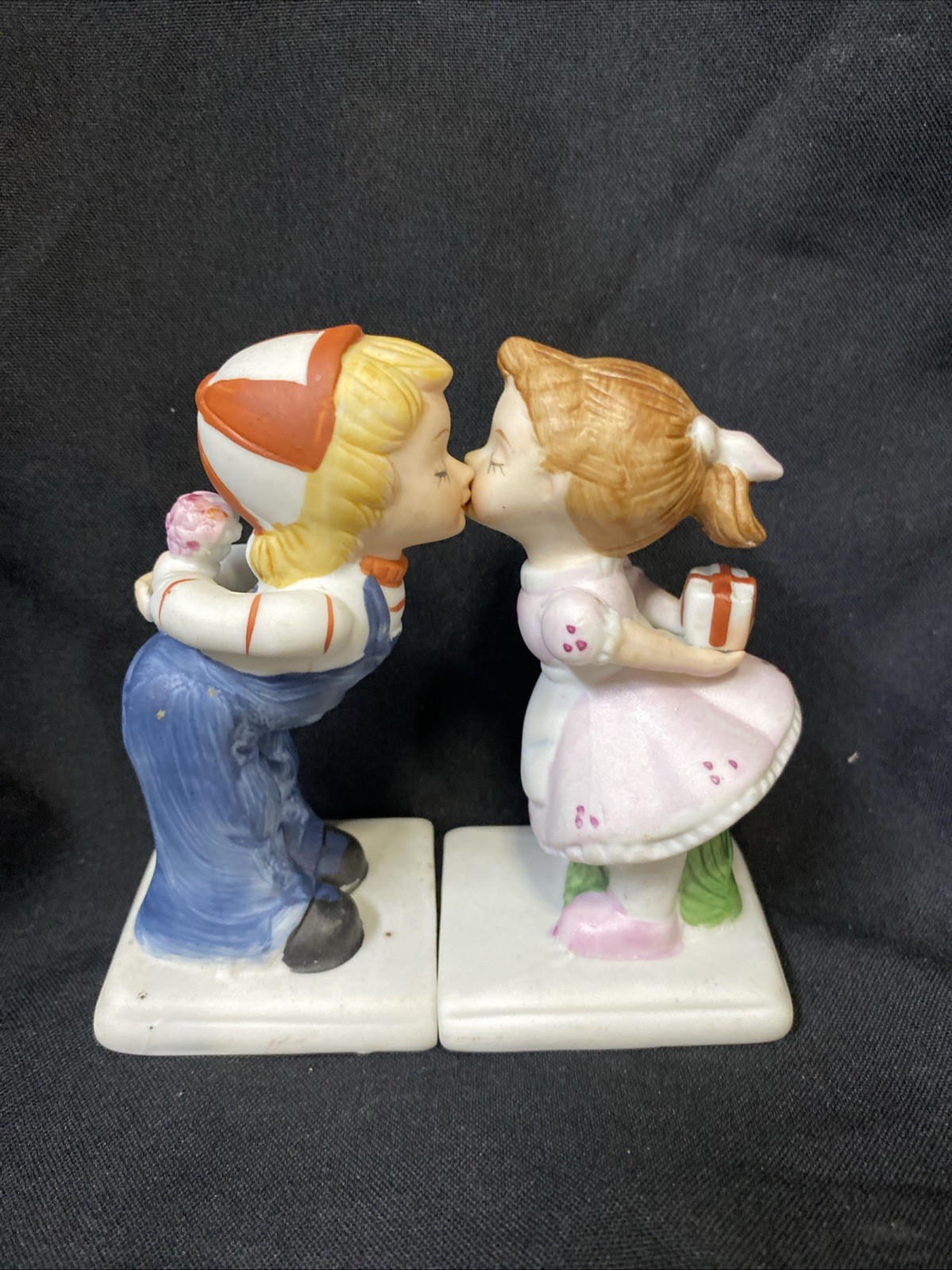 VTG Kissing Boy & Girl Porcelain Figurines