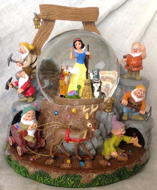 Disney Store limited edition Snow White snowglobe 2007 COA included