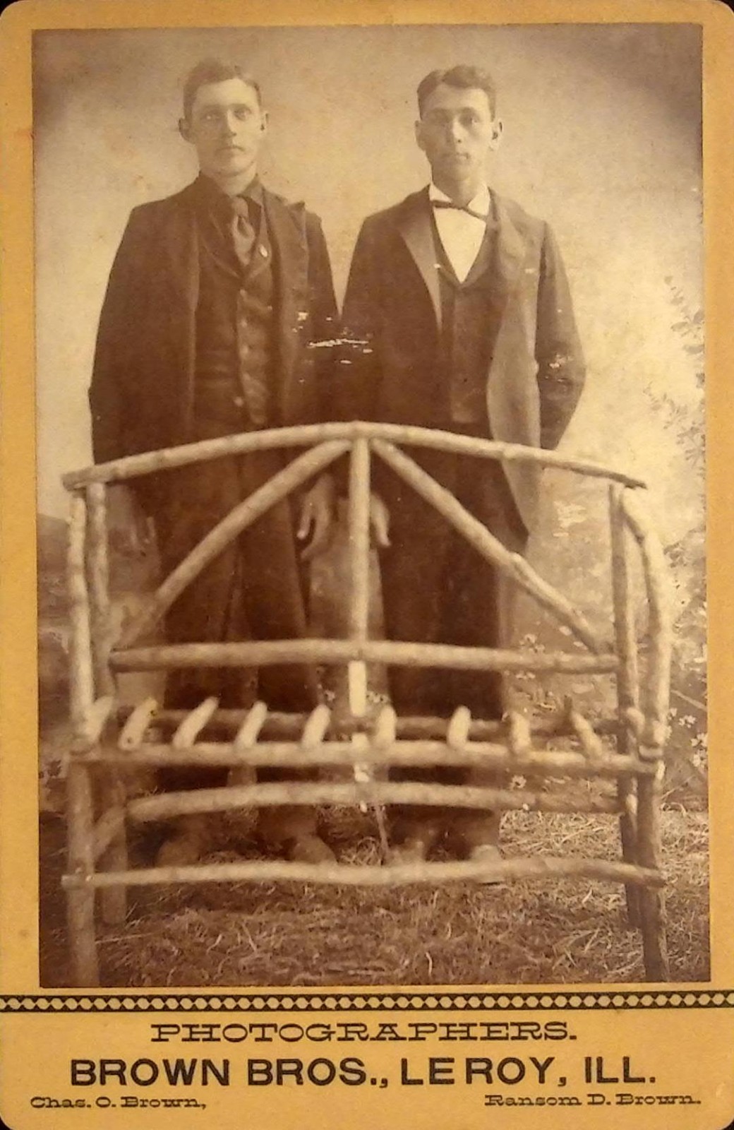 Dapper Men Portrait Cabinet Card Rustic Bench Le Roy Illinois 4x6.5\