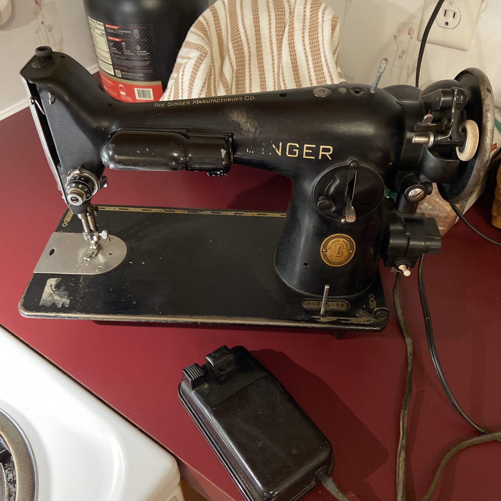 Vintage Antique 1952 Singer Sewing Machine Model 201 Tested Works AL285144