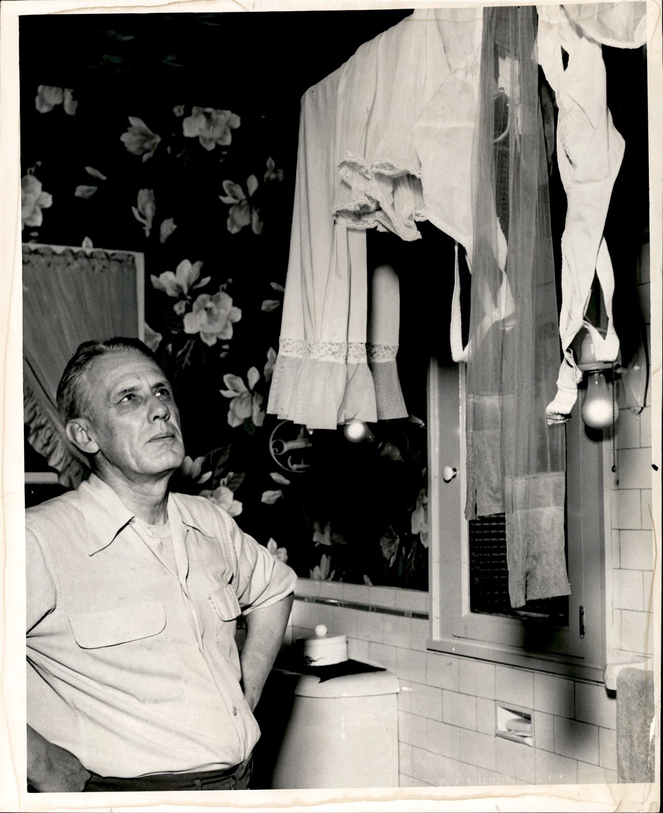 LD346 1952 Original Photo WHAT\'S YOUR GRIPE? MAN UPSET WIFE LEFT LINGERIE OUT
