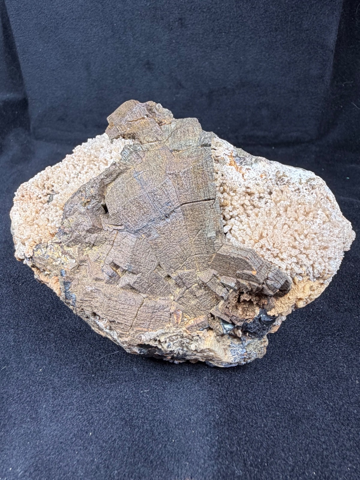 Pyrrhotite , Sphalerite, Quartz 70x105x77mm. Pyrrhotite , Sphalerite, Quartz 70x105x77mm.