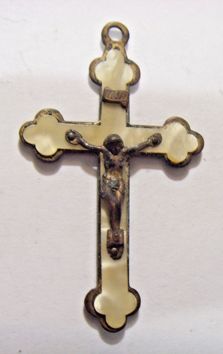 1930s Antique faux mother pearl religious catholic crucifix cross pendant 55055