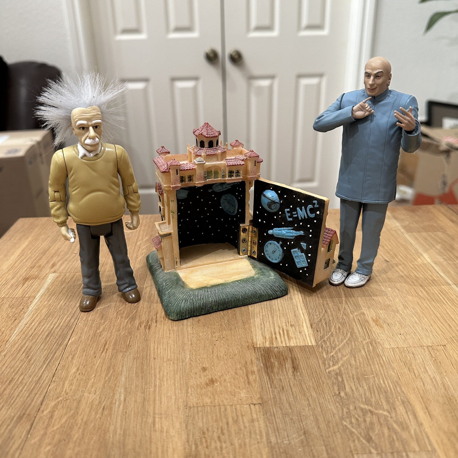 Disney Tower of Terror Resin Hinged Bldg w/ Albert Einstein & Dr Evil Figurines