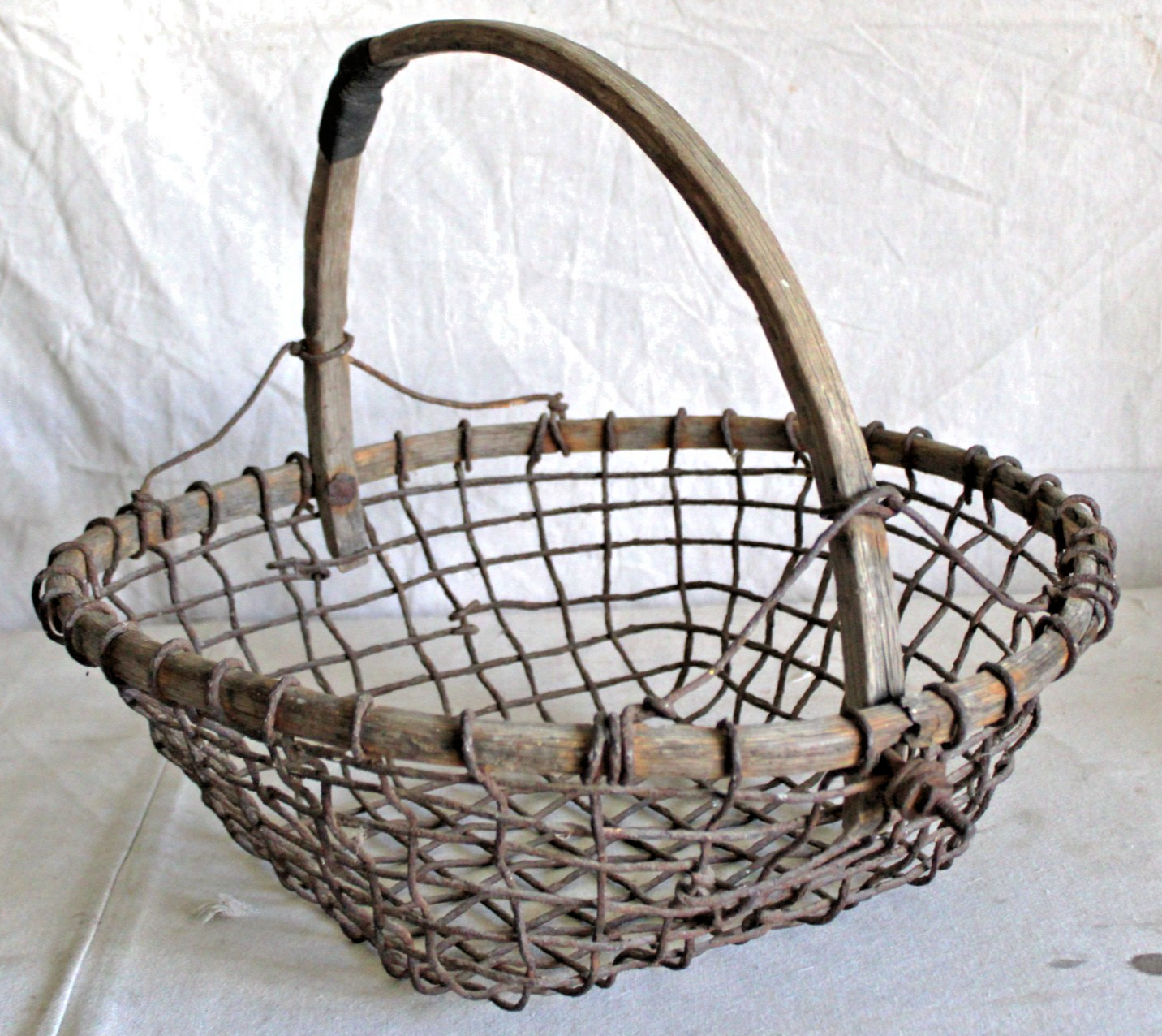 BIG ANTIQUE FOLK ART HANDCRAFTED CLAM BASKET WOOD METAL CARVED HANDLE CAPE COD