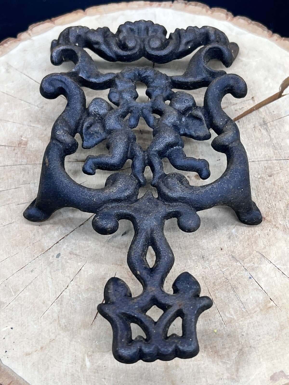TRIVET VINTAGE FOOTED CAST IRON WILTON CHERUB ANGEL CUPID 7.75