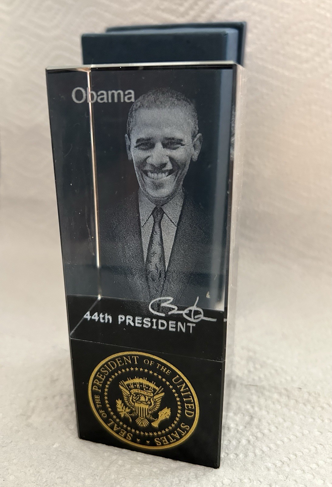 OBAMA CRYSTAL PAPERWEIGHT SEAL OF THE 44th PRESIDENT GLASS BOTTOM w BOX New OBAMA CRYSTAL PAPERWEIGHT SEAL OF THE 44th PRESIDENT GLASS BOTTOM w BOX New